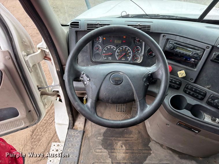 image for item FU4726 2012 Freightliner Cascadia semi truck