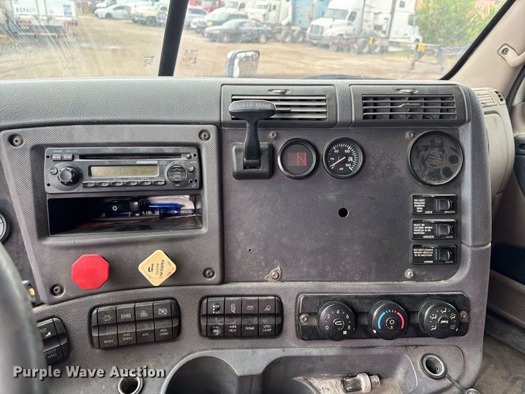 image for item FU4726 2012 Freightliner Cascadia semi truck