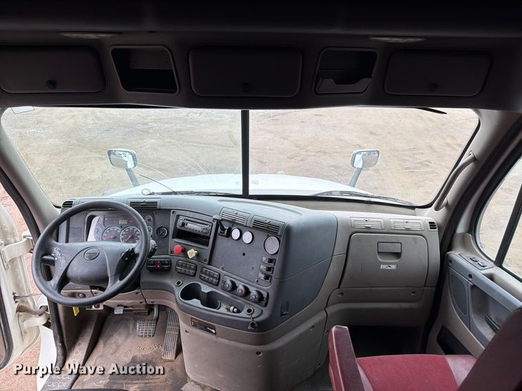 image for item FU4726 2012 Freightliner Cascadia semi truck