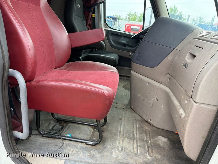 image for item FU4726 2012 Freightliner Cascadia semi truck