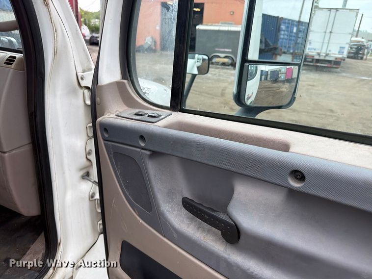 image for item FU4726 2012 Freightliner Cascadia semi truck