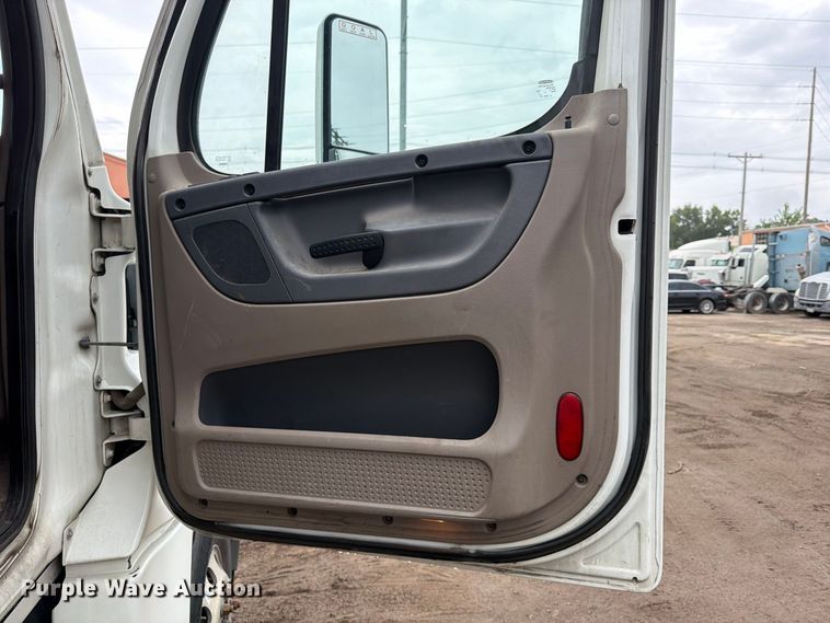 image for item FU4726 2012 Freightliner Cascadia semi truck