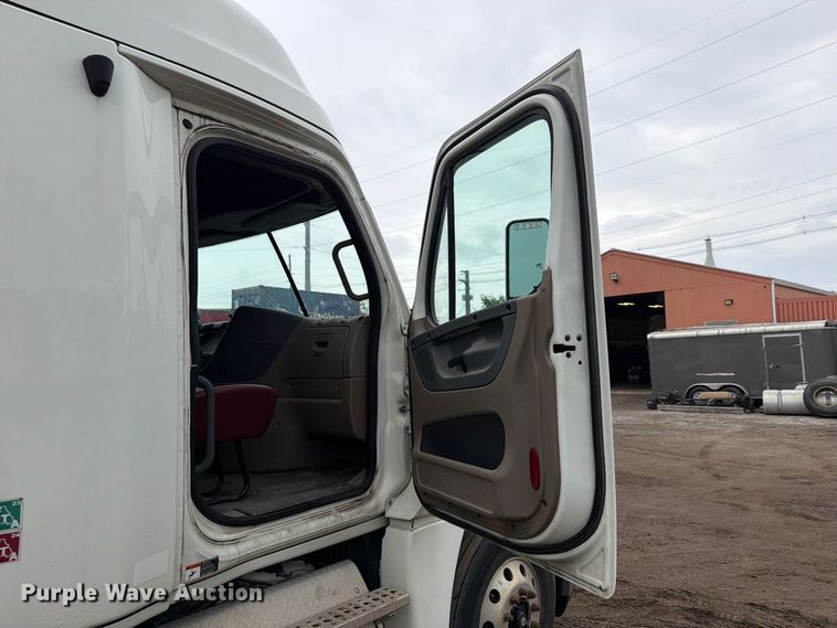 image for item FU4726 2012 Freightliner Cascadia semi truck