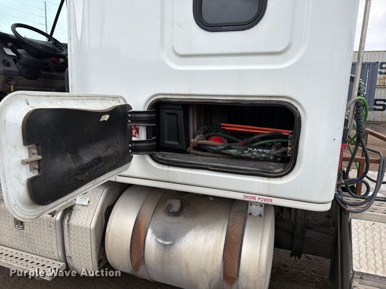 image for item FU4726 2012 Freightliner Cascadia semi truck