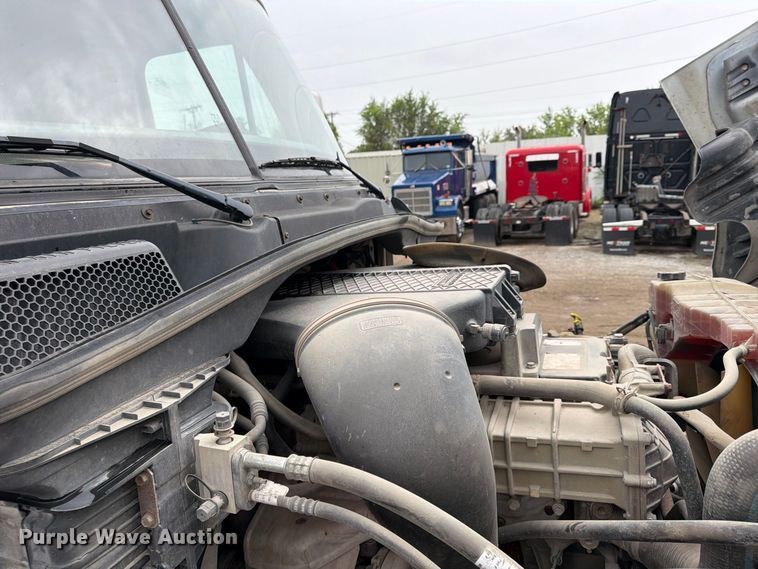image for item FU4726 2012 Freightliner Cascadia semi truck