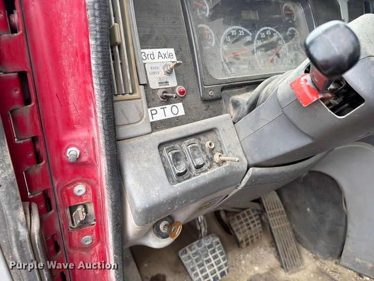 image for item FU4727 2006 Freightliner Columbia semi truck