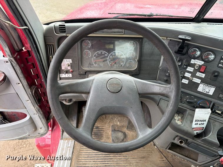 image for item FU4727 2006 Freightliner Columbia semi truck