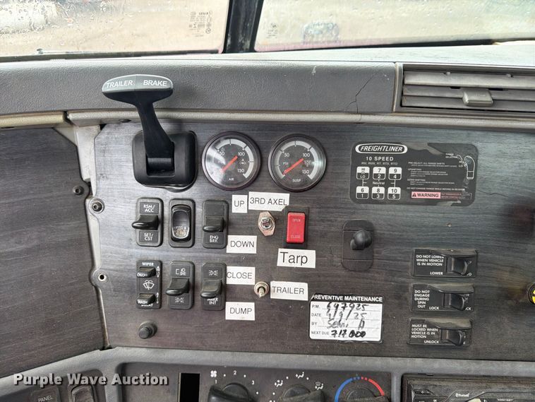 image for item FU4727 2006 Freightliner Columbia semi truck