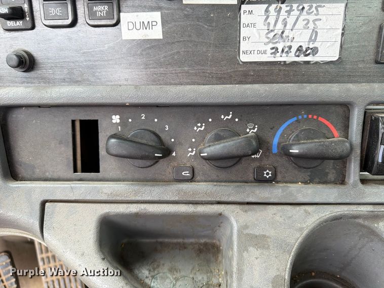 image for item FU4727 2006 Freightliner Columbia semi truck