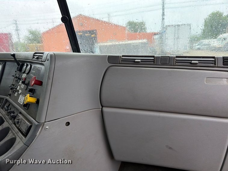image for item FU4727 2006 Freightliner Columbia semi truck