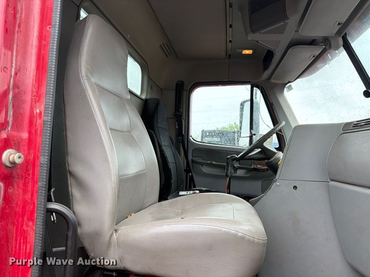 image for item FU4727 2006 Freightliner Columbia semi truck