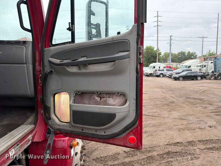image for item FU4727 2006 Freightliner Columbia semi truck