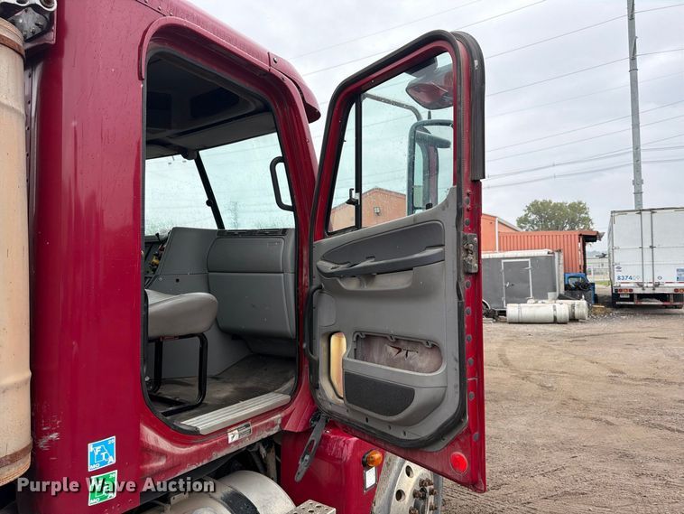 image for item FU4727 2006 Freightliner Columbia semi truck