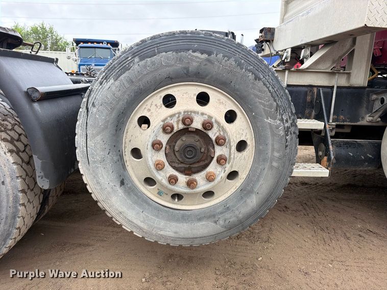 image for item FU4727 2006 Freightliner Columbia semi truck