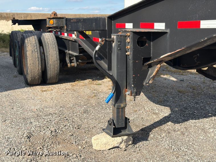 image for item FU4734 2001 Cheetah Chassis container trailer