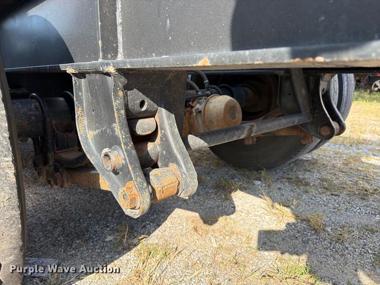 image for item FU4734 2001 Cheetah Chassis container trailer