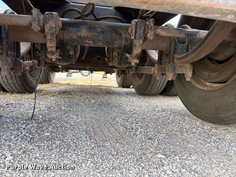 image for item FU4734 2001 Cheetah Chassis container trailer