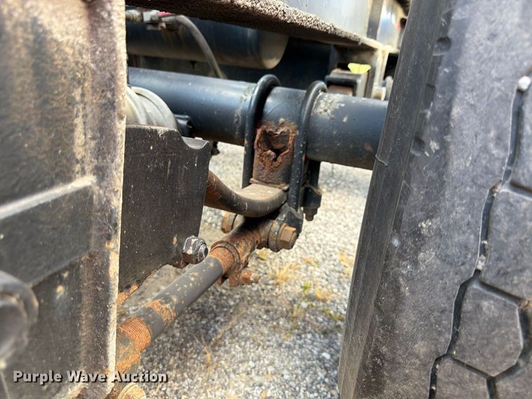 image for item FU4734 2001 Cheetah Chassis container trailer