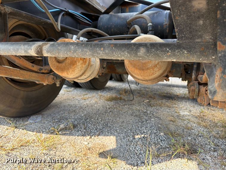 image for item FU4734 2001 Cheetah Chassis container trailer