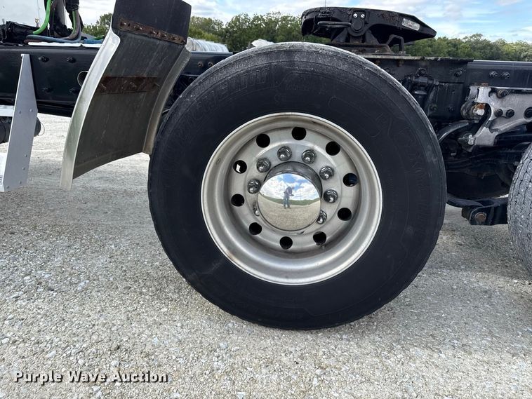 image for item ND9552 2022 Kenworth T880 semi truck