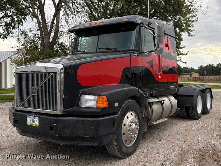 1993 White GMC AERO semi truck