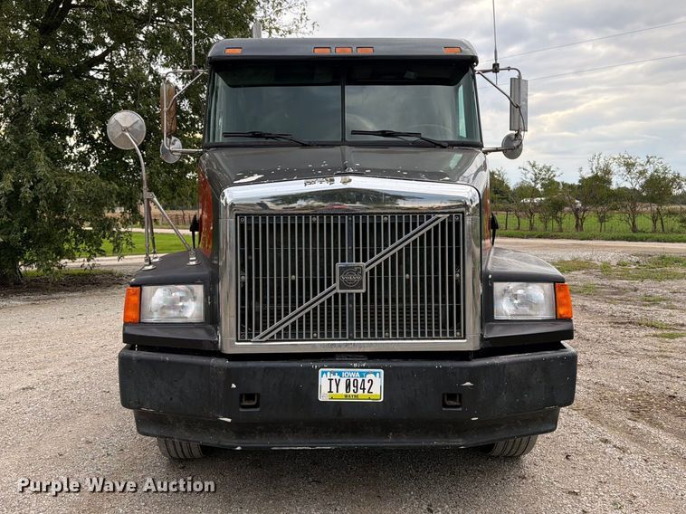 image for item OE9724 1993 White GMC AERO semi truck