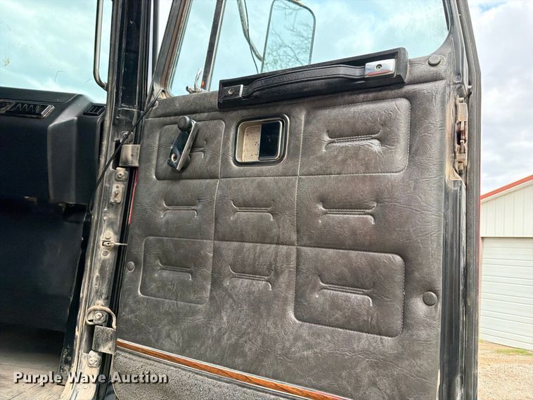 image for item OE9724 1993 White GMC AERO semi truck