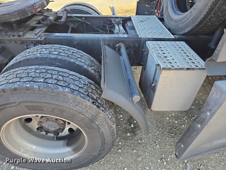 image for item YA1298 2019 Freightliner Cascadia  semi truck
