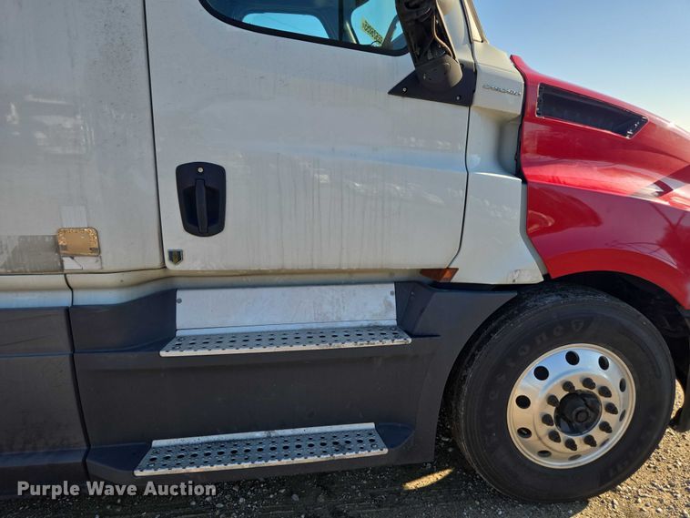 image for item YA1298 2019 Freightliner Cascadia  semi truck