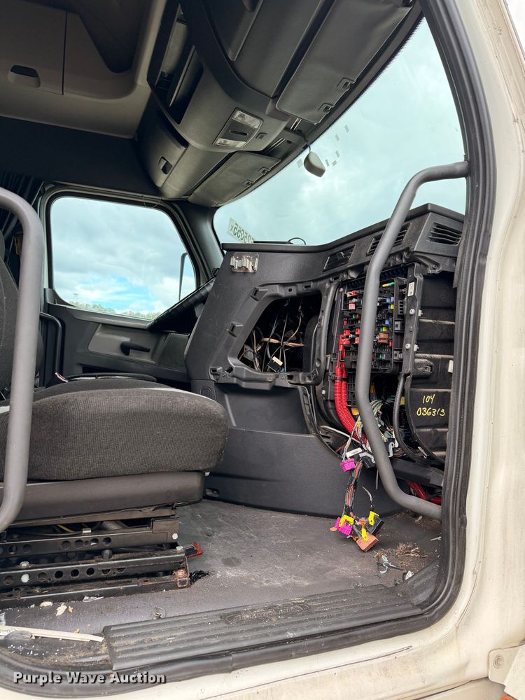 image for item YA1298 2019 Freightliner Cascadia  semi truck