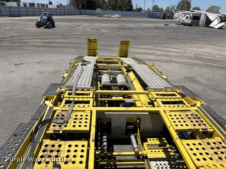 image for item YA1539 2015 Peterbilt 389 Auto carrier transport truck