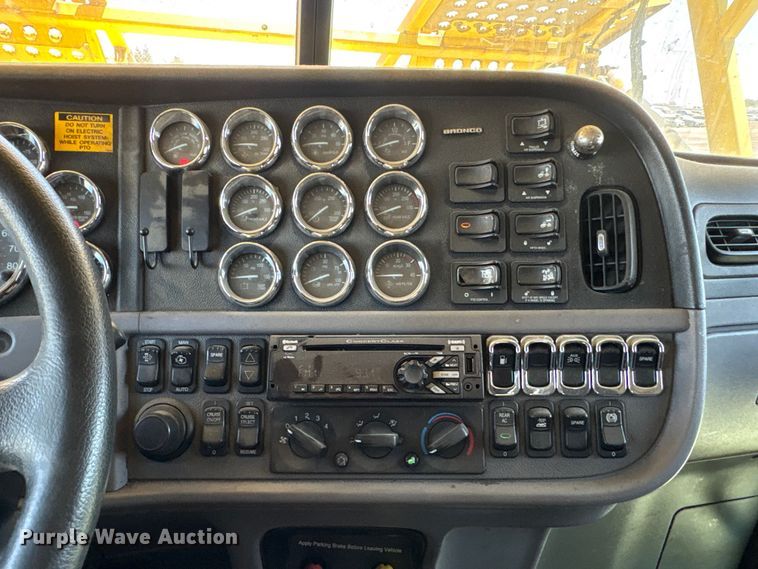 image for item YA1539 2015 Peterbilt 389 Auto carrier transport truck