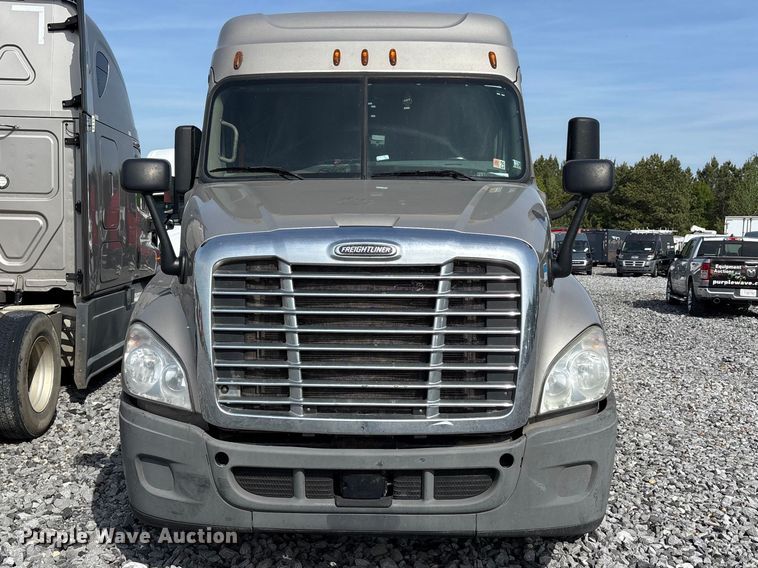 image for item YA1657 2016 Freightliner Cascadia semi truck