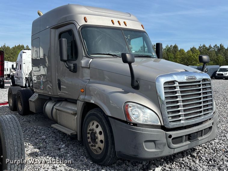 image for item YA1657 2016 Freightliner Cascadia semi truck