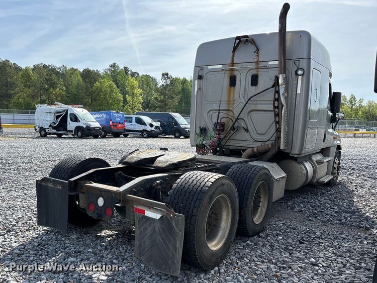 image for item YA1657 2016 Freightliner Cascadia semi truck