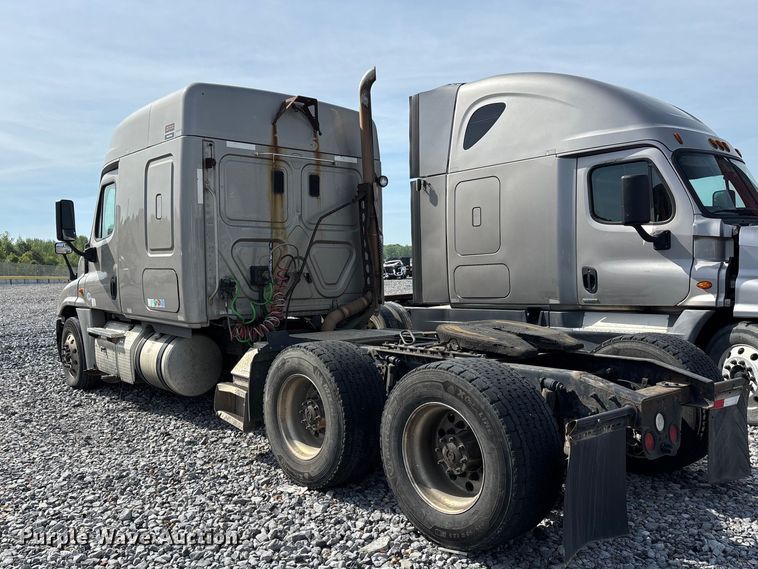 image for item YA1657 2016 Freightliner Cascadia semi truck