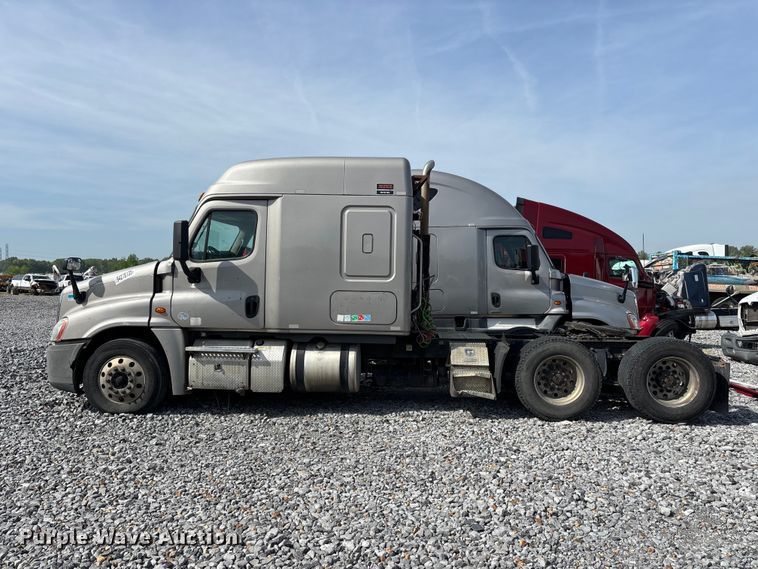 image for item YA1657 2016 Freightliner Cascadia semi truck