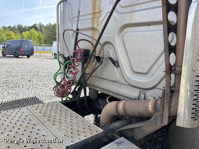 image for item YA1657 2016 Freightliner Cascadia semi truck