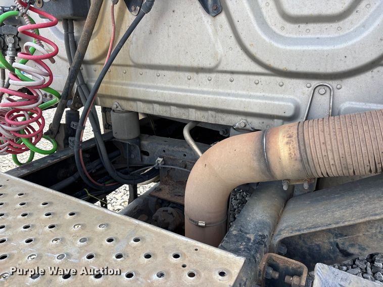 image for item YA1657 2016 Freightliner Cascadia semi truck