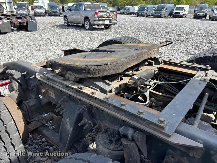image for item YA1657 2016 Freightliner Cascadia semi truck