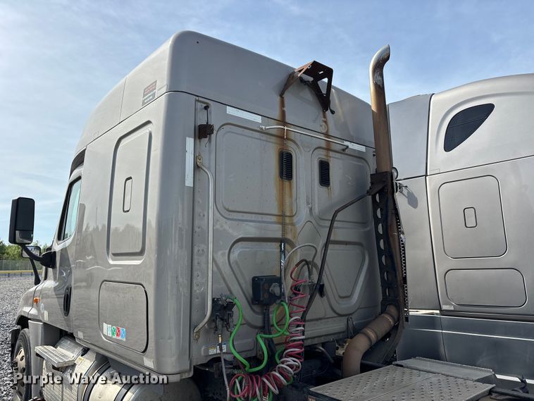 image for item YA1657 2016 Freightliner Cascadia semi truck