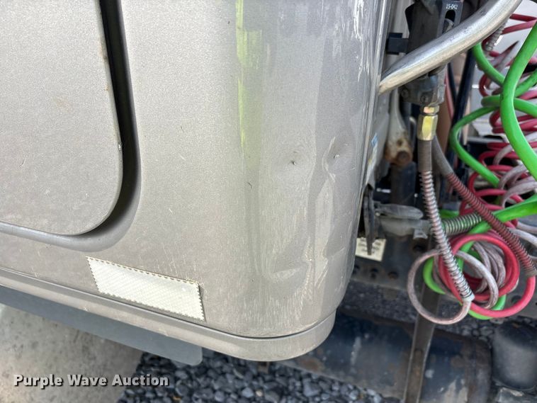image for item YA1657 2016 Freightliner Cascadia semi truck