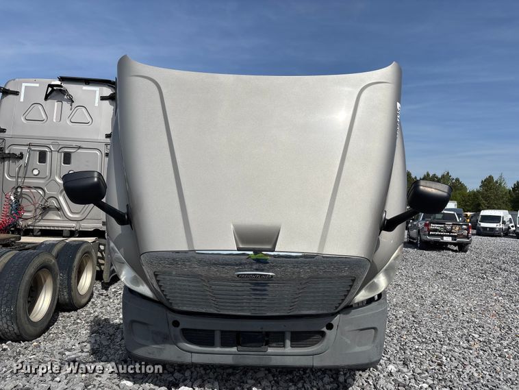 image for item YA1657 2016 Freightliner Cascadia semi truck