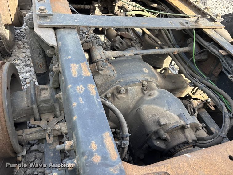 image for item YA1657 2016 Freightliner Cascadia semi truck