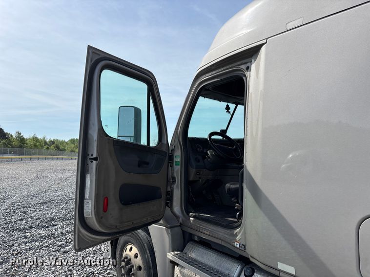 image for item YA1657 2016 Freightliner Cascadia semi truck