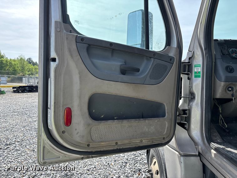image for item YA1657 2016 Freightliner Cascadia semi truck