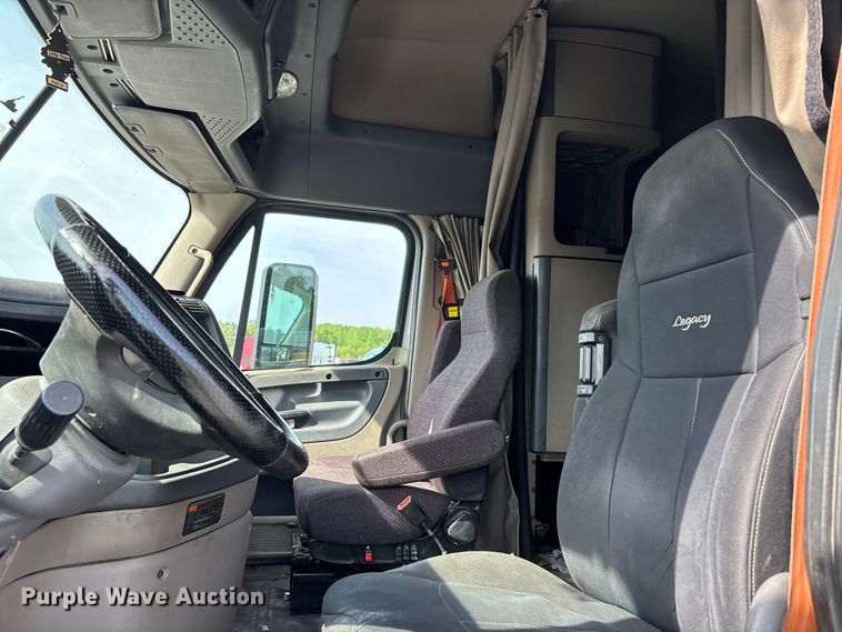 image for item YA1657 2016 Freightliner Cascadia semi truck