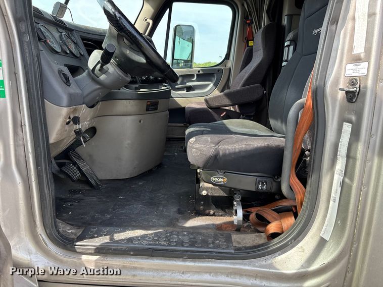 image for item YA1657 2016 Freightliner Cascadia semi truck