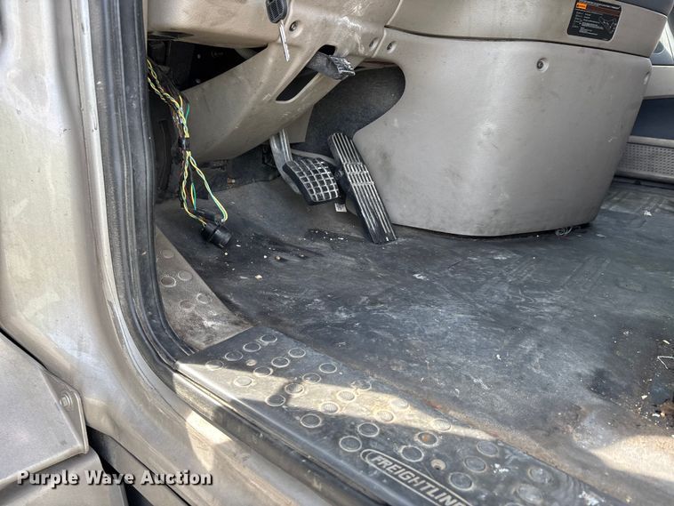 image for item YA1657 2016 Freightliner Cascadia semi truck