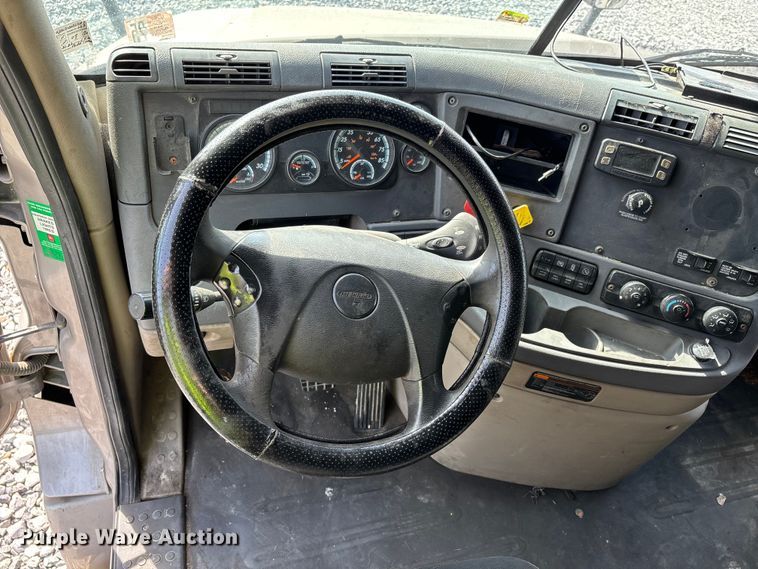 image for item YA1657 2016 Freightliner Cascadia semi truck